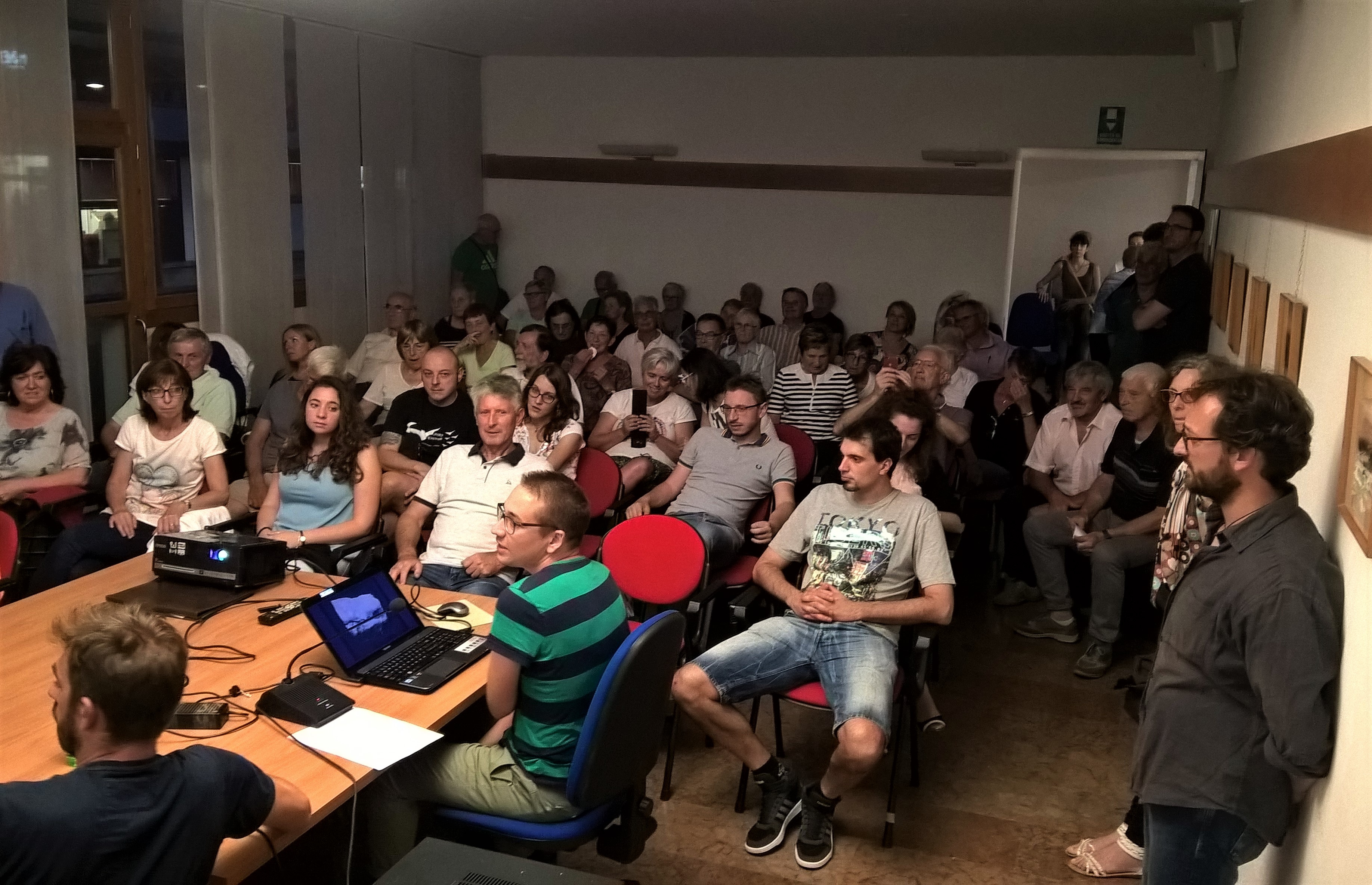 Sala gremita per la presentazione della tesi di laurea di laurea magistrale in Architettura di Niccol Dal Farra.